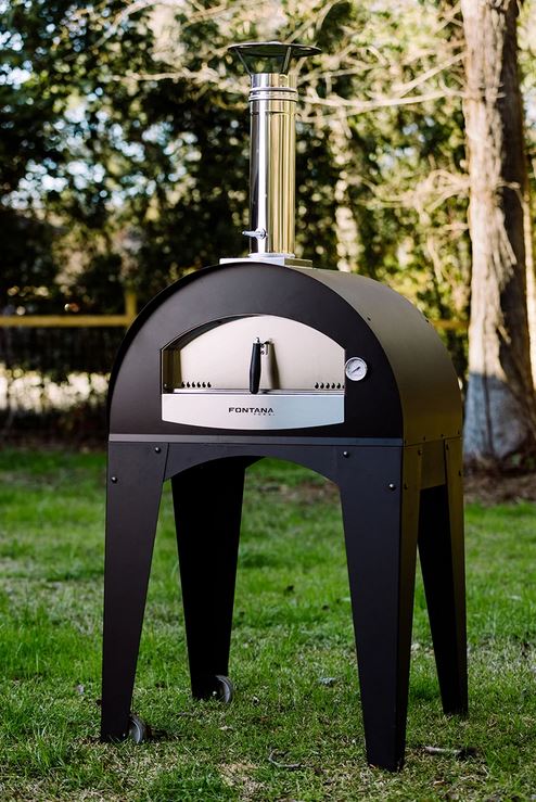 Fontana Forni Ischia on näyttävä pizzauuni niin puutarhajuhliin kuin perheen kanssa kokkailuun.