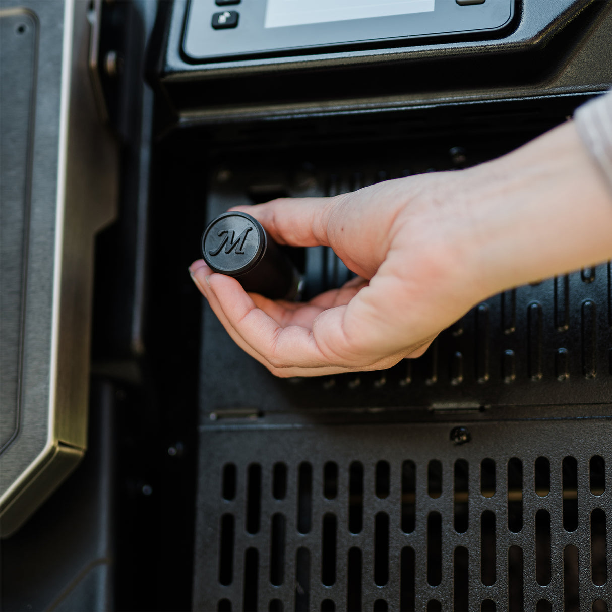 Masterbuilt Gravity Series® XT Digitaalinen WiFi Hiiligrilli & Savustin