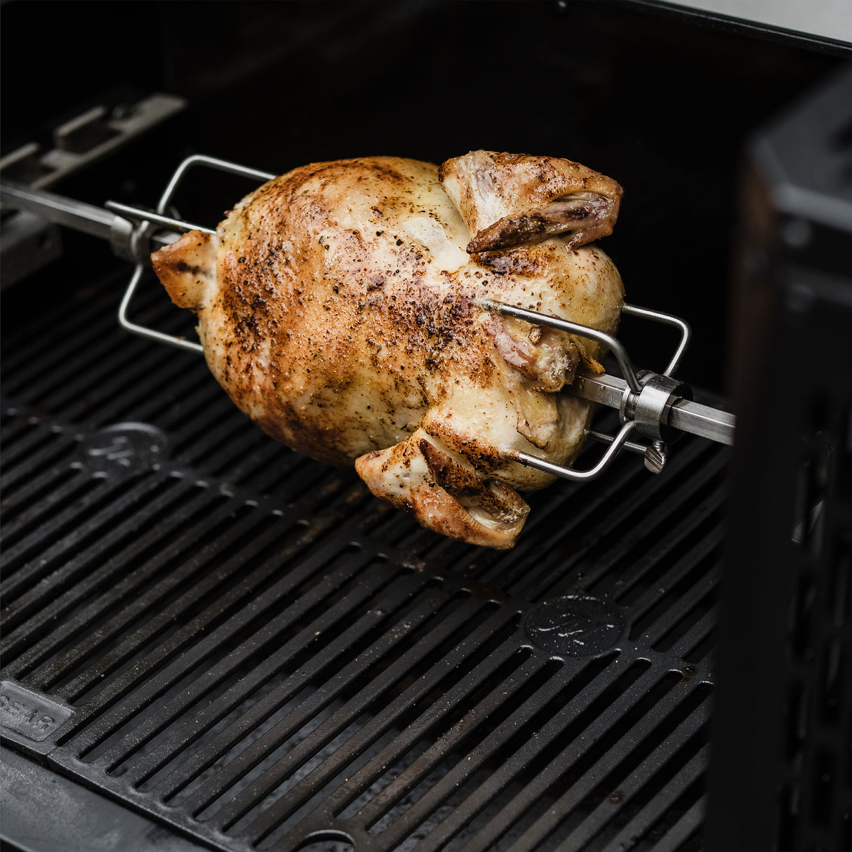 Masterbuilt Gravity Series® 600 Digitaalinen WiFi Hiiligrilli & Savustin