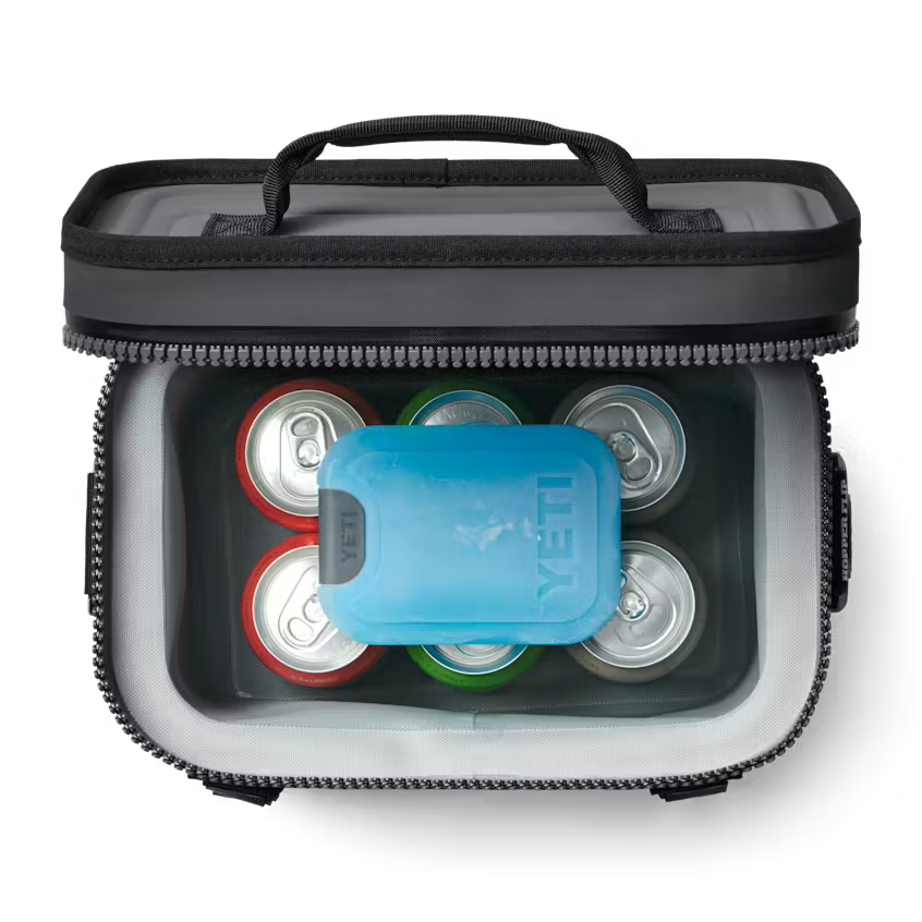 YETI kylmälevy Small -kylmälevy laukussa