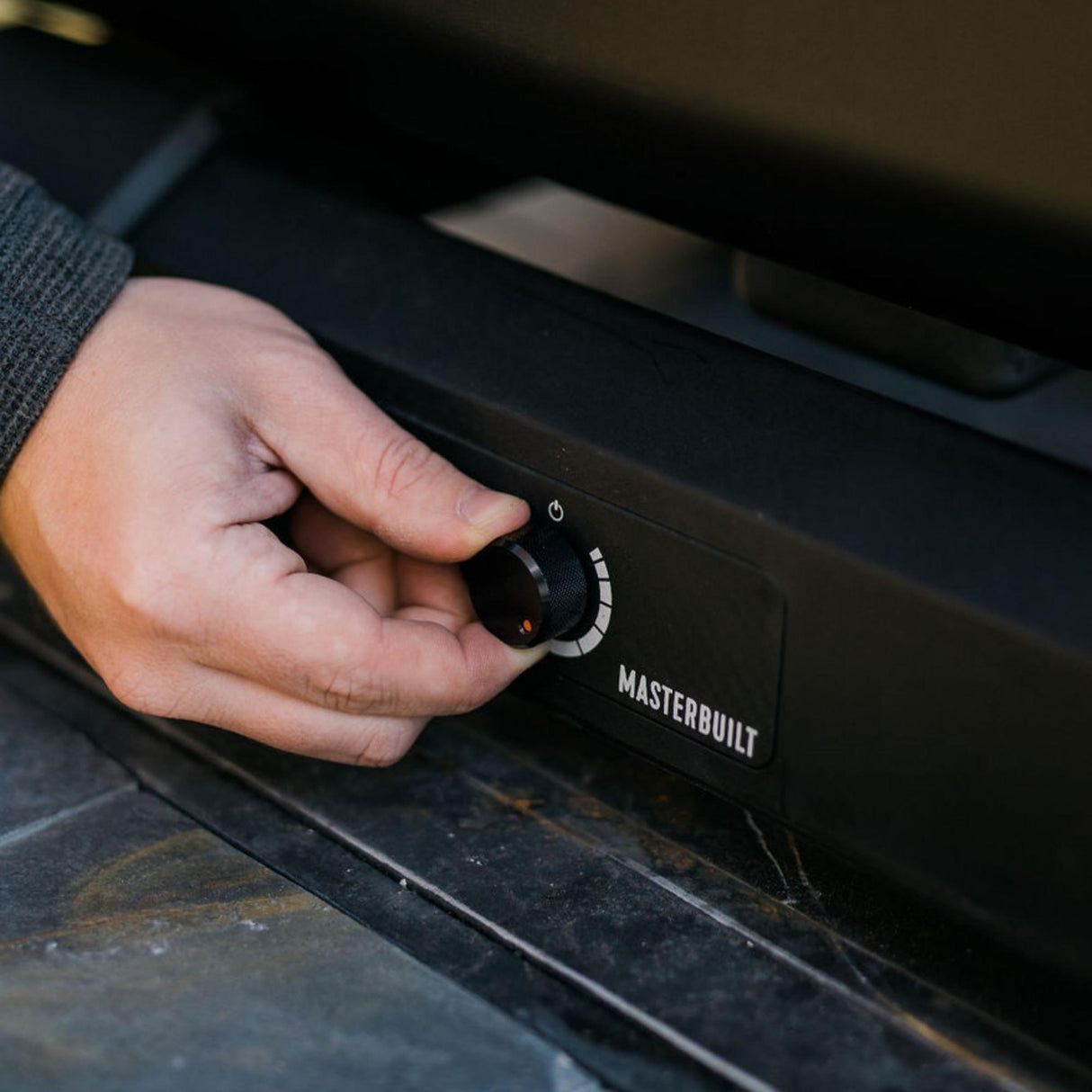 Masterbuilt Matkagrilli kokoontaitettavalla jalustalla