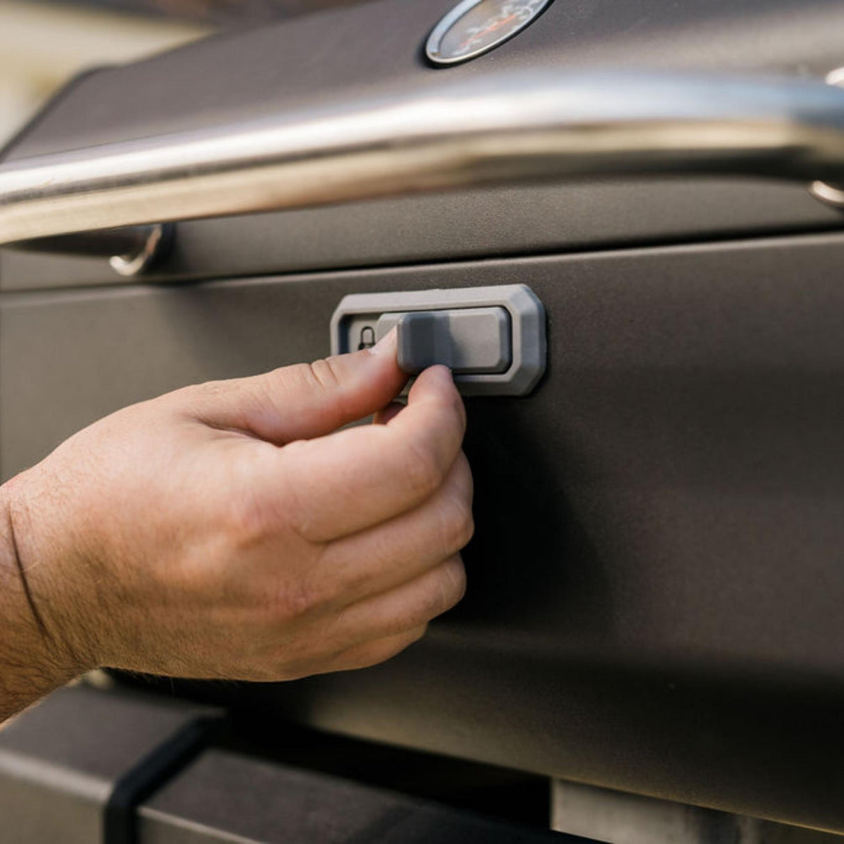 Masterbuilt Matkagrilli kokoontaitettavalla jalustalla