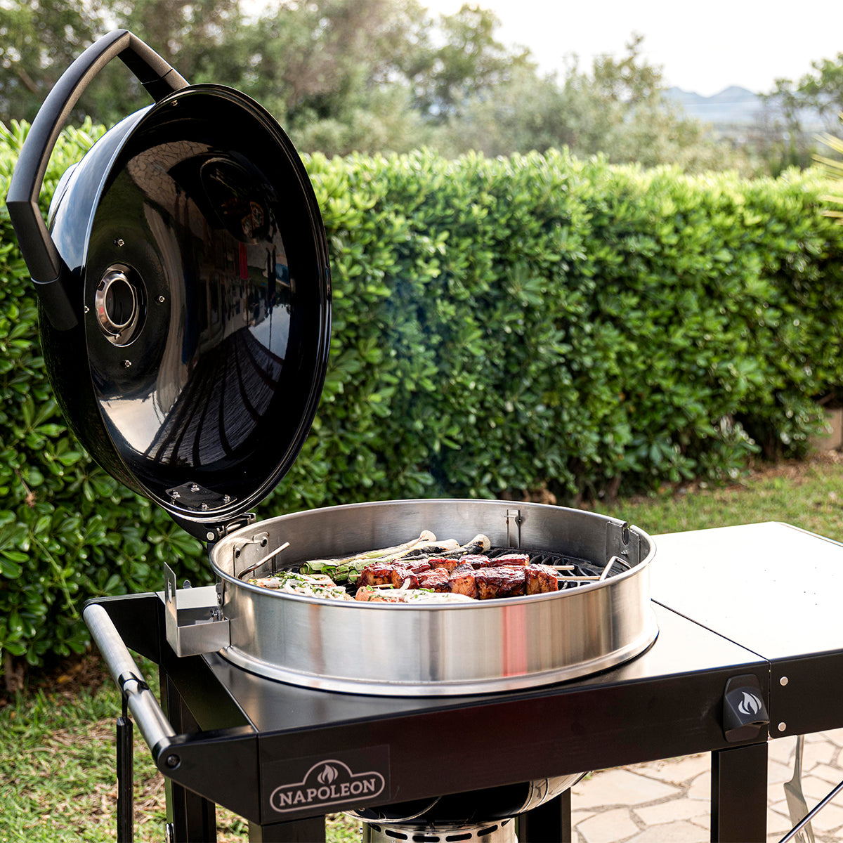 Napoleon PRO22K-C-3 hiiligrilli vaunulla