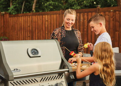 Napoleon Rogue® SE 425 RSIB kaasugrilli sivu- ja takapolttimella