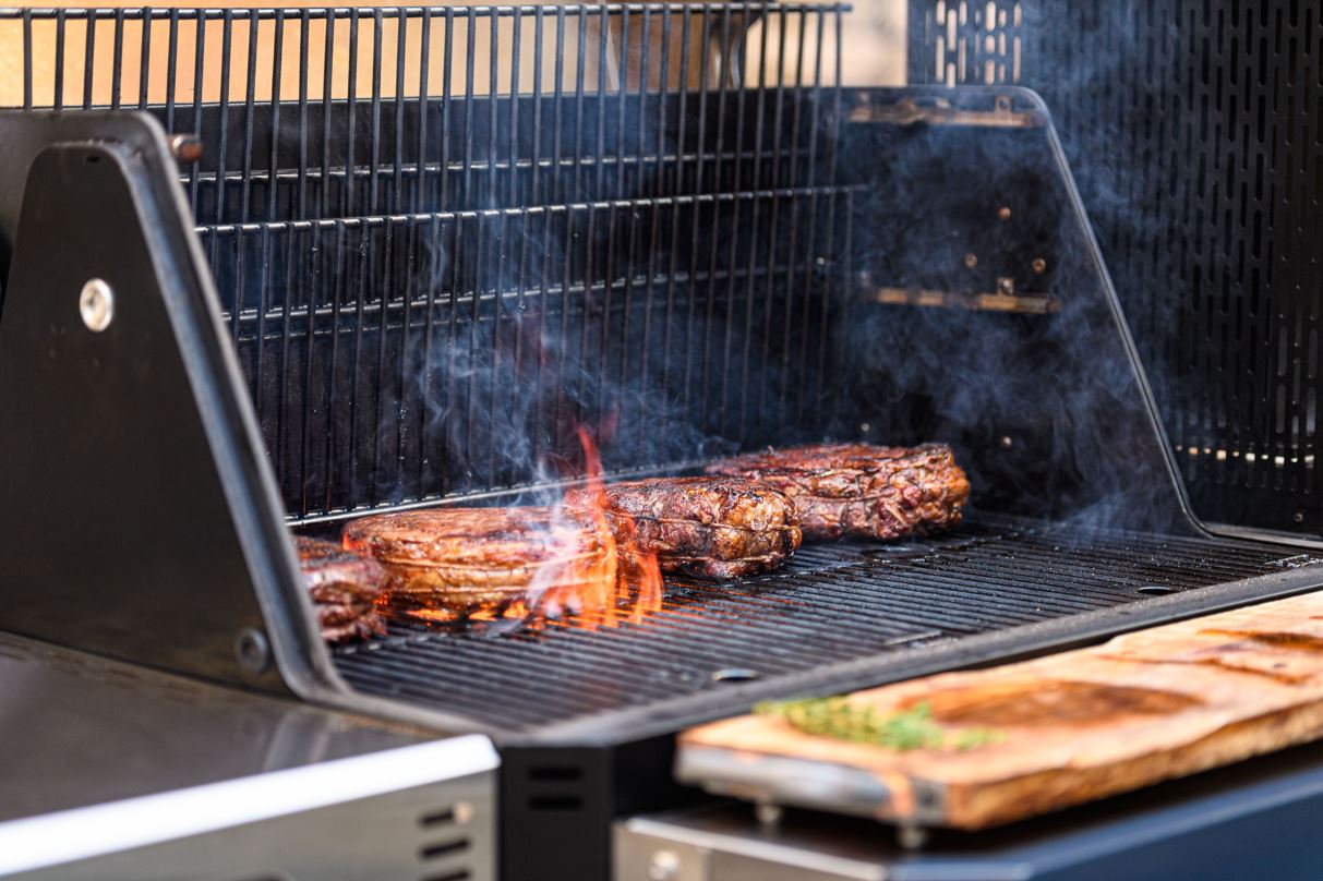 Masterbuilt Gravity Series 1050 WiFi Hiiligrilli & Savustin