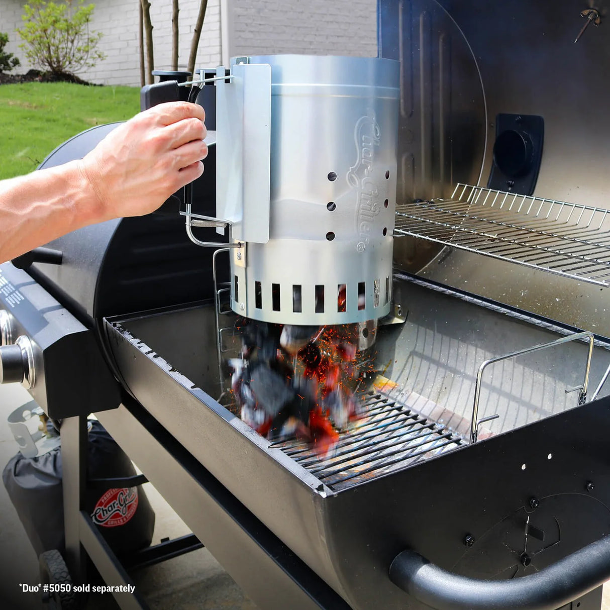 Char-Griller hiilisytytin - Hiilien pudottaminen grilliin