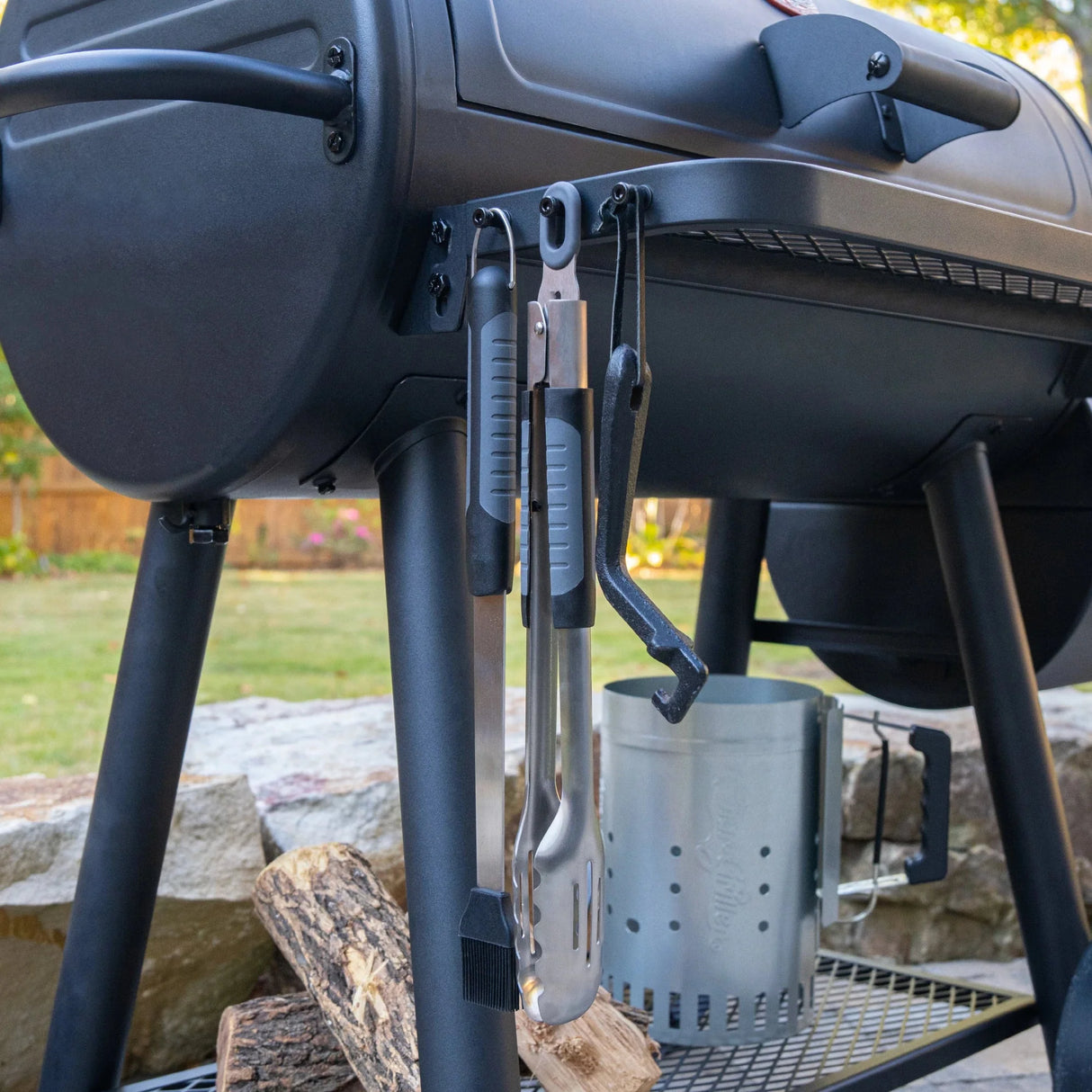 Char-Griller voitelusuti ripustettuna grillikoukkuun