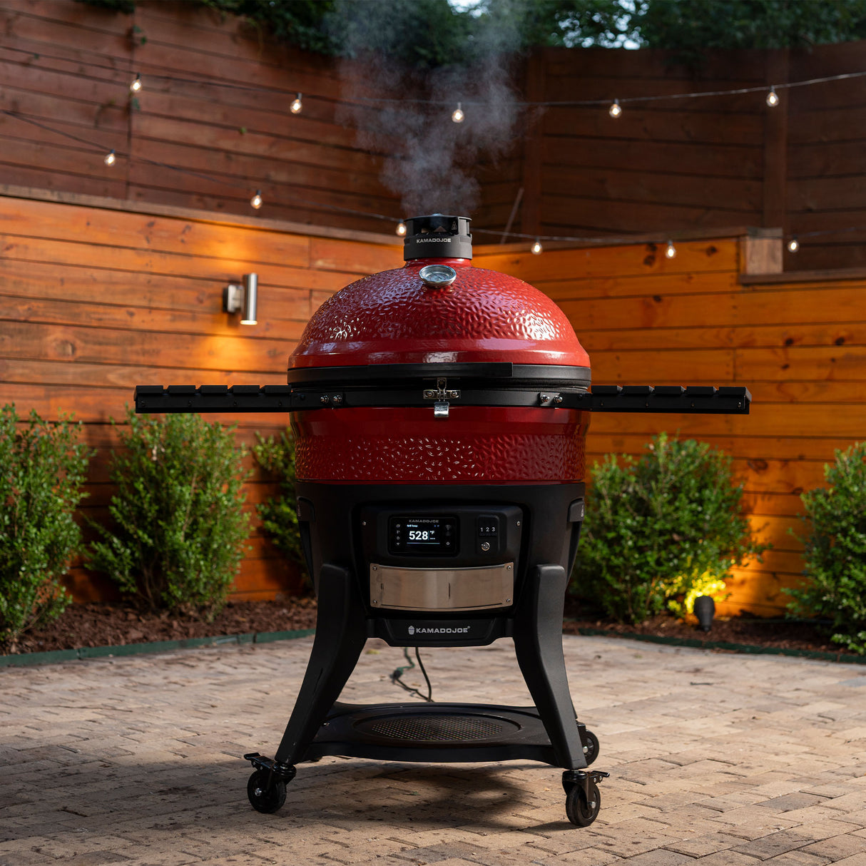 Kamado Joe grillauksen aikana, savua yläventtiilistä