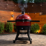 Kamado Joe grillauksen aikana, savua yläventtiilistä