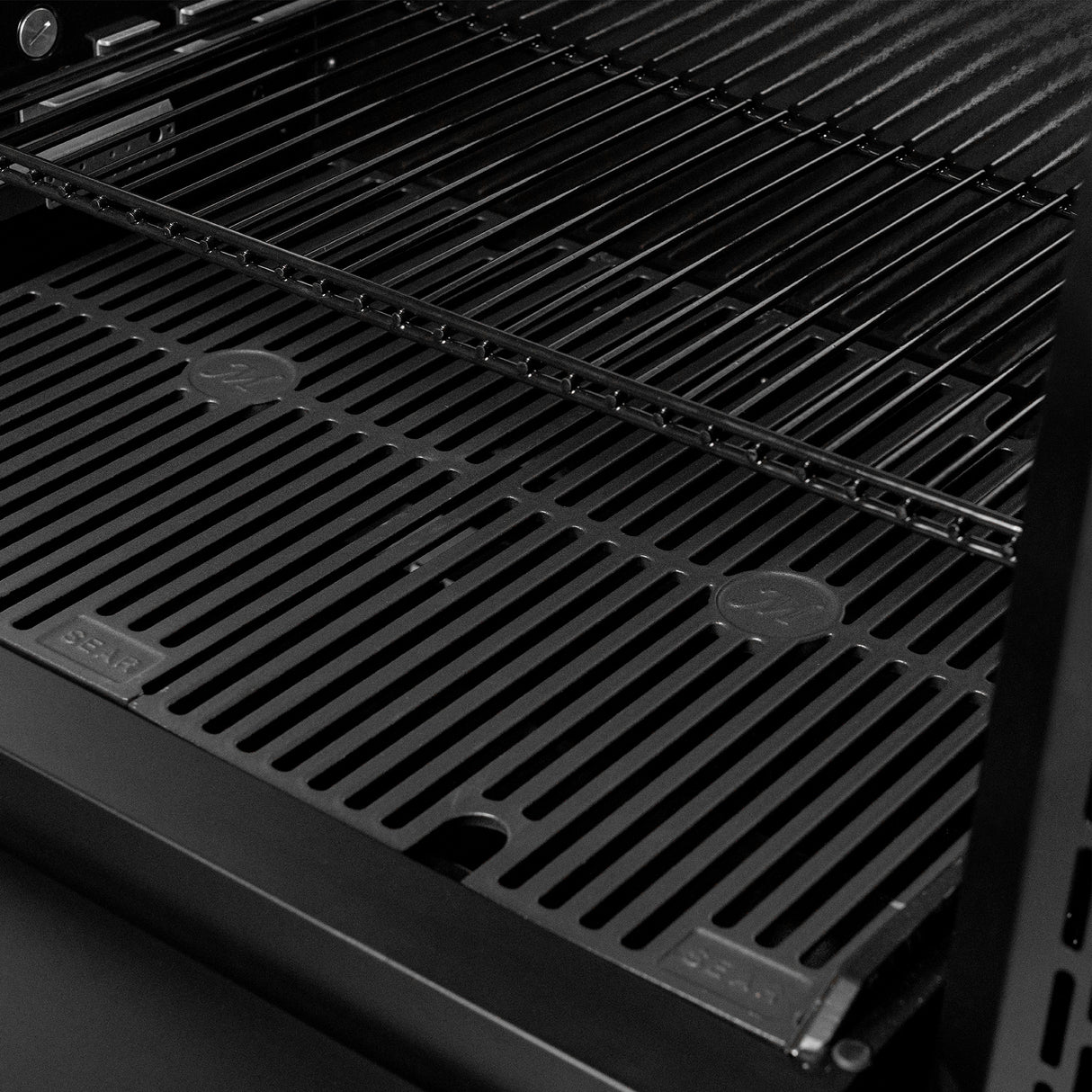 Masterbuilt Gravity Series® 600 Digitaalinen WiFi Hiiligrilli & Savustin