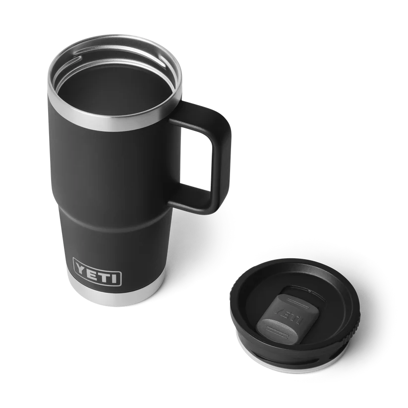 Yeti Rambler 591 ml matkamukissa on tiivis kansi kierteellä.