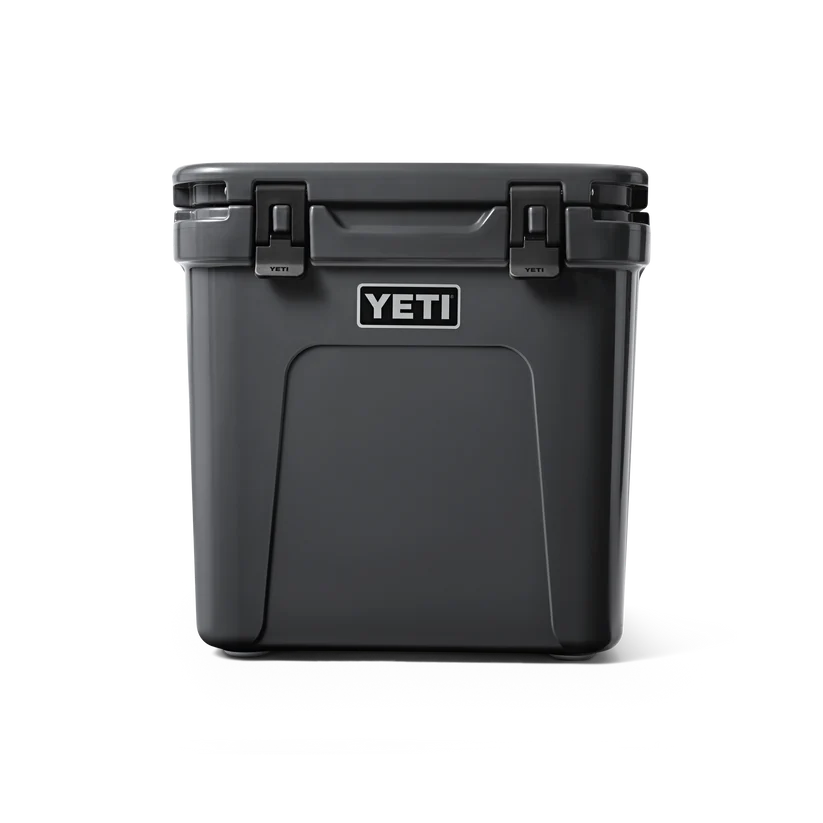 Grillitukusta tilattavassa Yeti Roadie 48 kylmälaukussa on kannessa kätevät pikalukot, jotka on helppo avata.