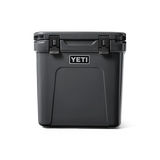 Grillitukusta tilattavassa Yeti Roadie 48 kylmälaukussa on kannessa kätevät pikalukot, jotka on helppo avata.