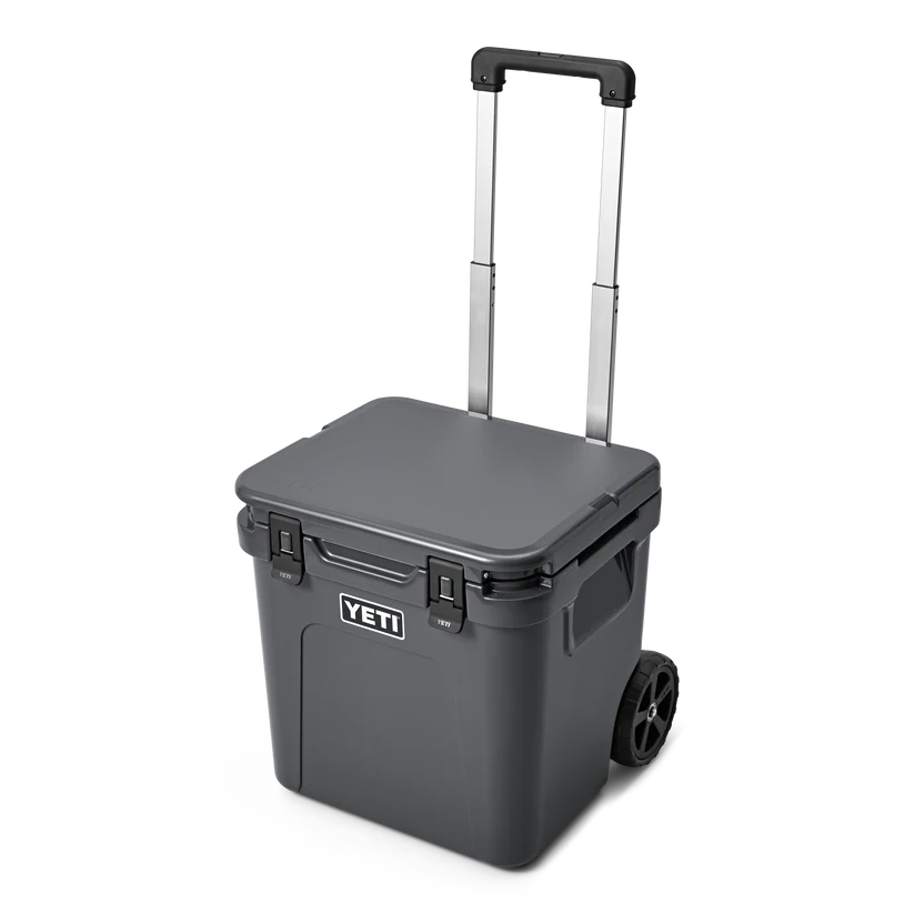 Grillitukusta tilattava kestävä ja kätevä Roadie 48 kylmälaukku pitää taatusti juomat ja eväät kylmänä. Siinä voit myös säilyttää lämpimiä grillattavia.