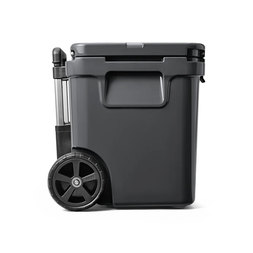 Grillitukusta tilattava Yeti Roadie 48 kylmälaukussa on kätevät kantokahvat ja vahvat pyörät.