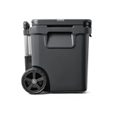 Grillitukusta tilattava Yeti Roadie 48 kylmälaukussa on kätevät kantokahvat ja vahvat pyörät.