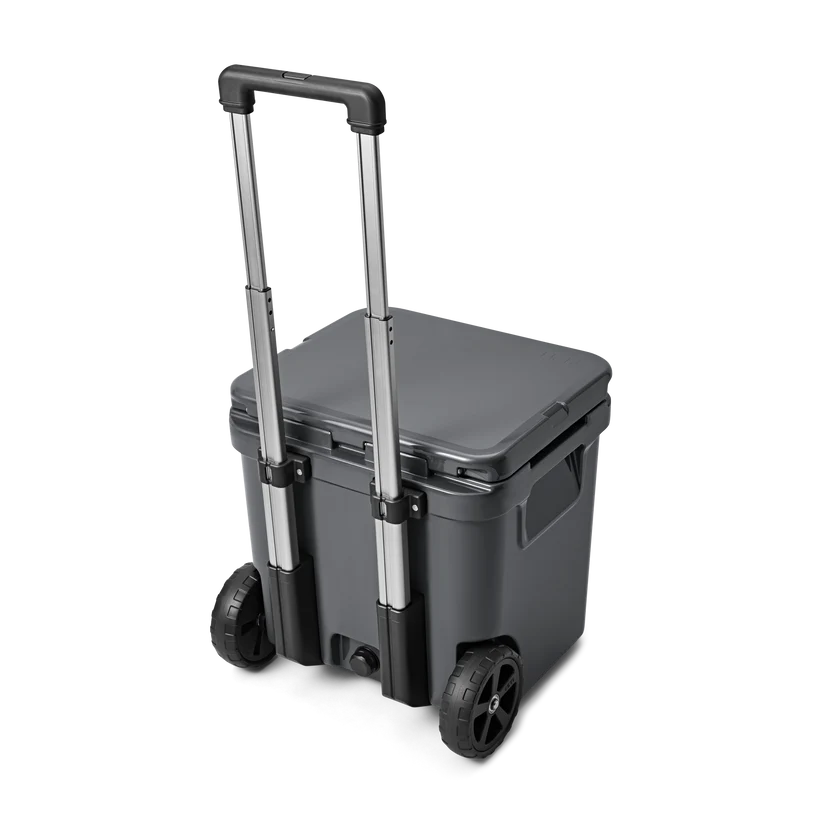 Grillitukusta tilattavassa Roadie 48 kylmälaukussa on kätevä teleskooppikahva.