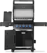 Napoleon Phantom Rogue PRO-S 425 - kaapit ja luukut avoinna, näkymä grillin sisään ja säilytystiloihin