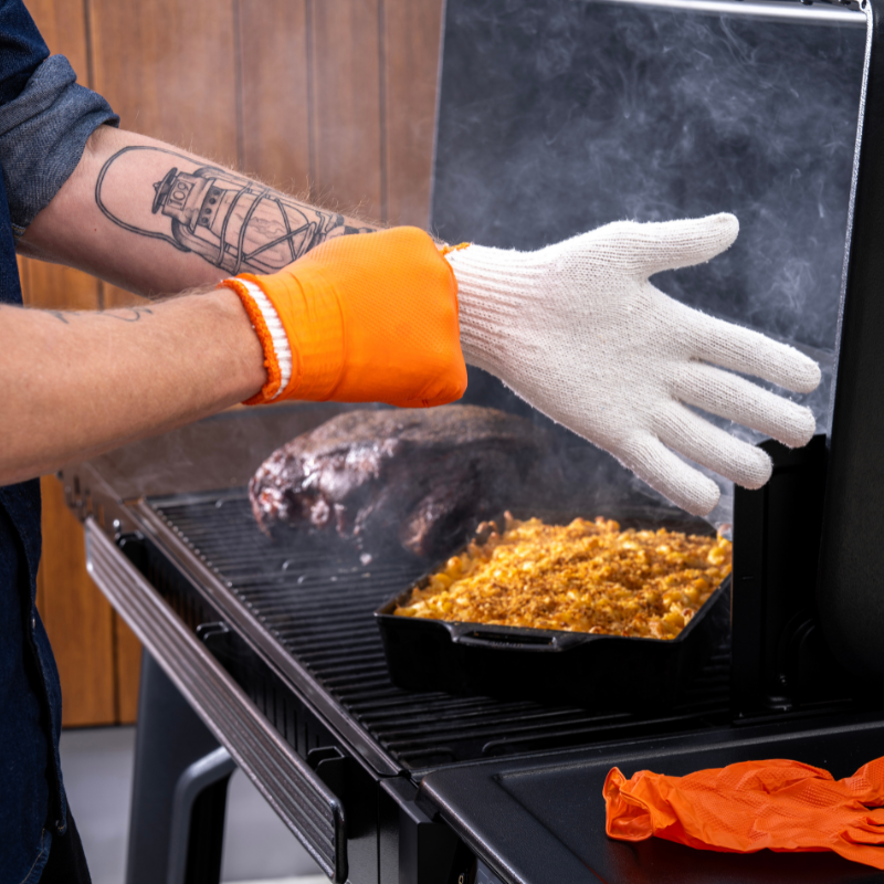 Traeger kertakäyttöhanskat_ puuvillahanskat alla