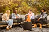 Napoleon Fire Pit -tulisijat käytössä lämmittää koko seurueen
