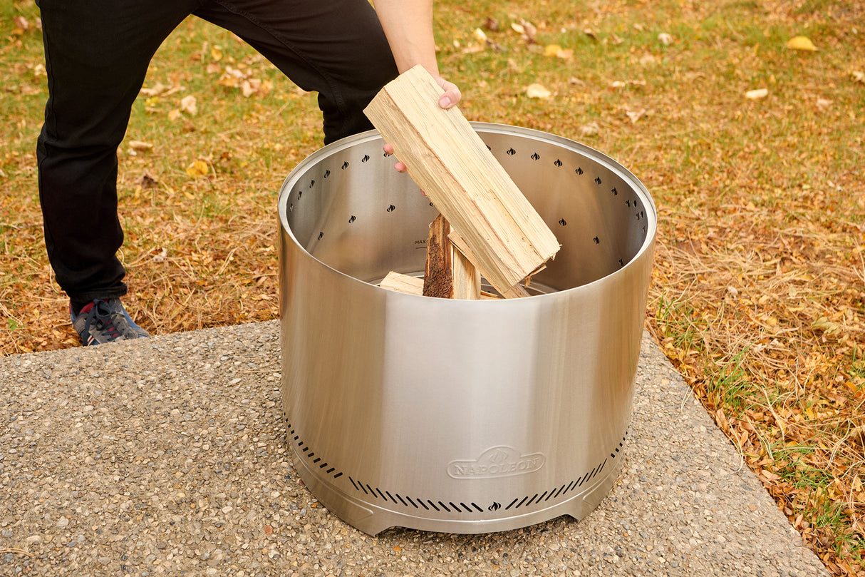 Napoleon Fire Pit -tulisijassa voi käyttää puita