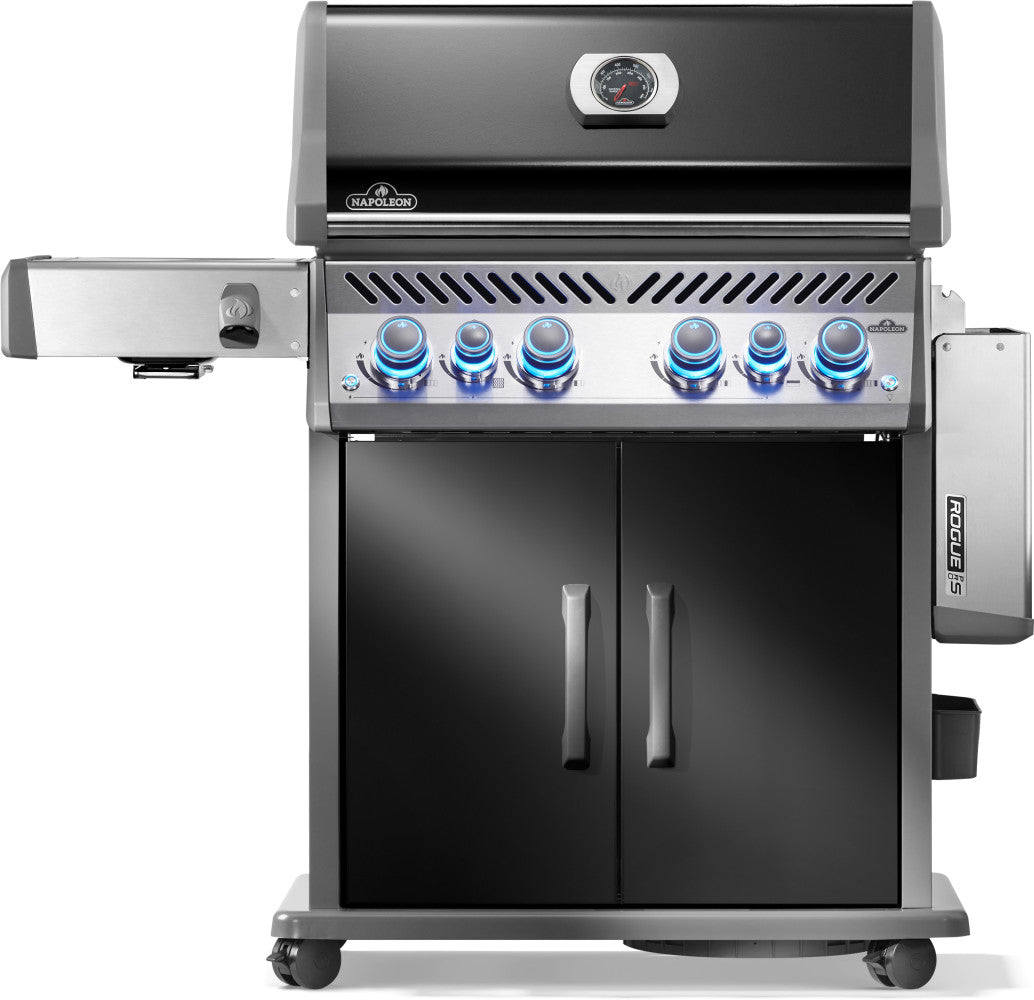 Napoleon Rogue Pro-S 525 -mallin kaasugrilli neljällä polttimella, takapolttimella ja keraamisella sivupolttimella. Taitettava sivupöytä.