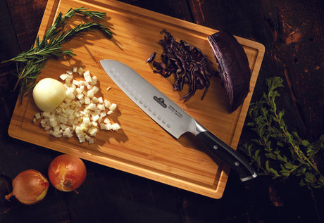 Napoleon Santoku-veitsellä leikattu juuri punakaalia ja paloiteltu sipulia